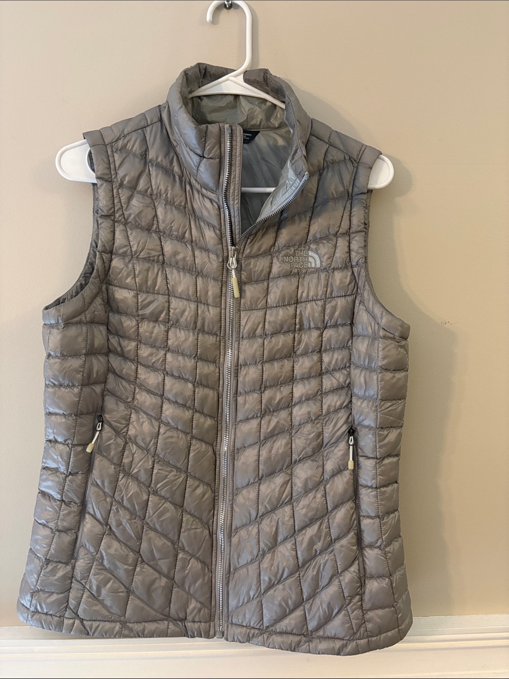 The North Face Women's Light Gray Quilted Insulated Vest